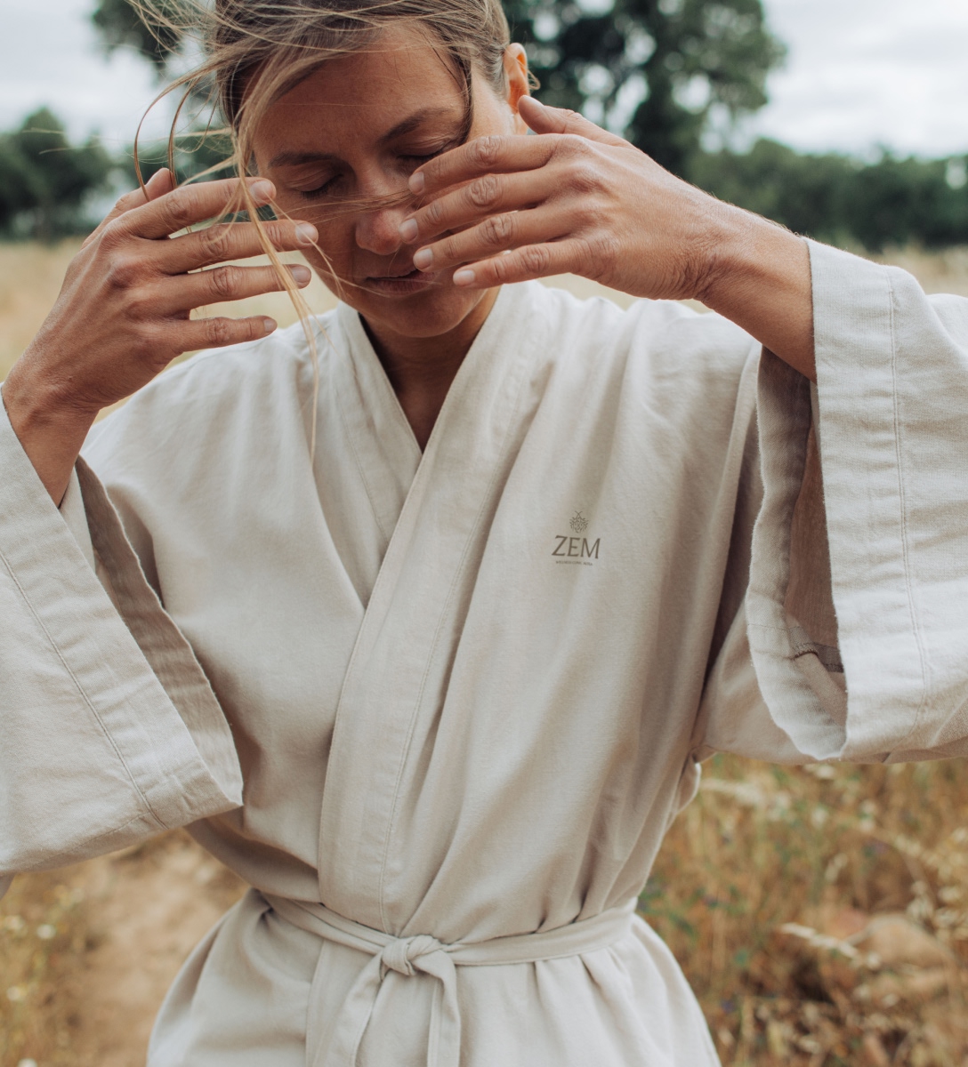 Mujer haciendo Meditacion